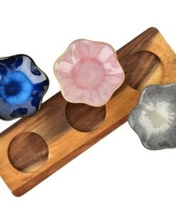planche de cuisine avec bols en porcelaine
