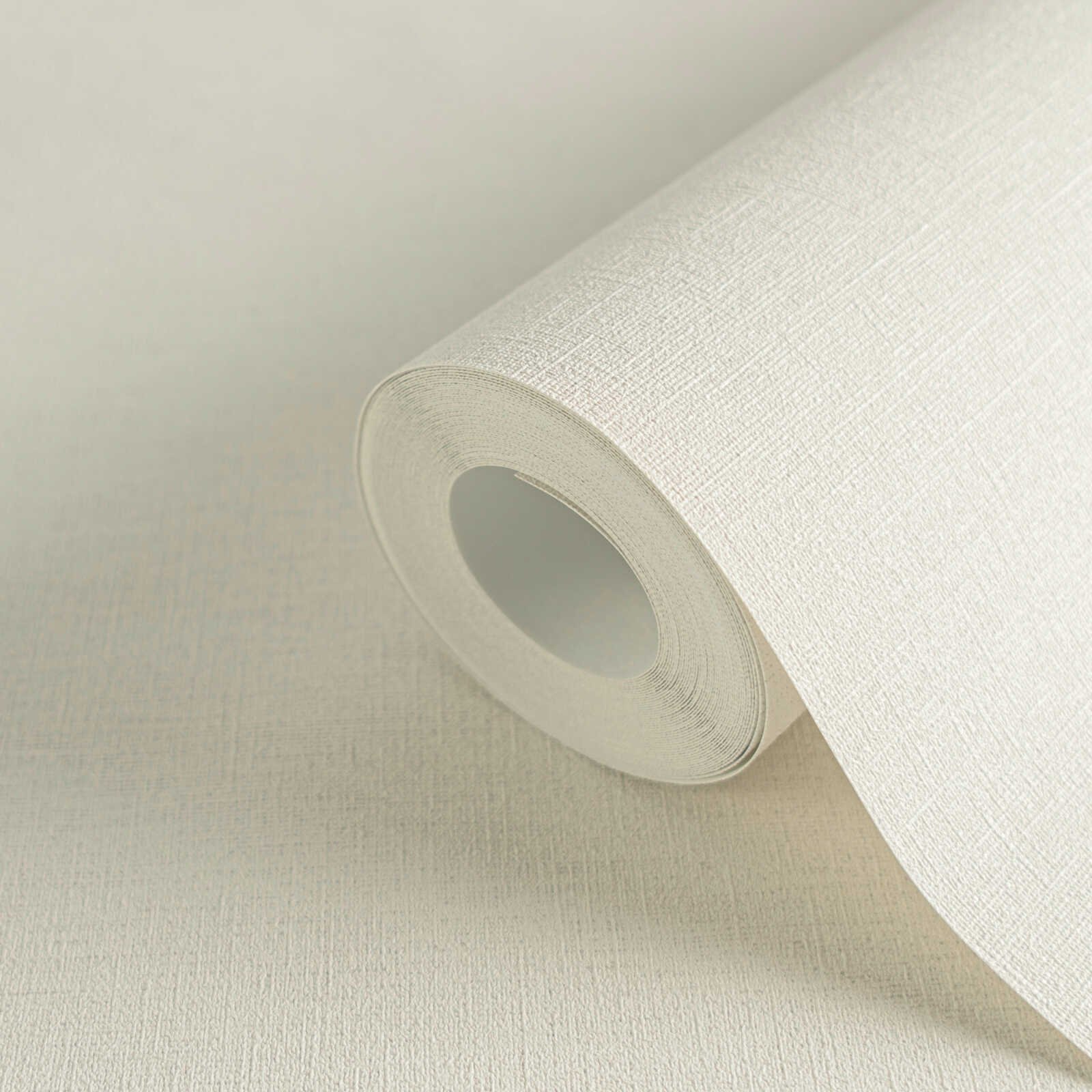 Découvrez le papier peint uni blanc intissé A.S. Création AS306889. Son aspect mat légèrement texturé illumine votre intérieur et s'adapte à tous les styles de décoration.